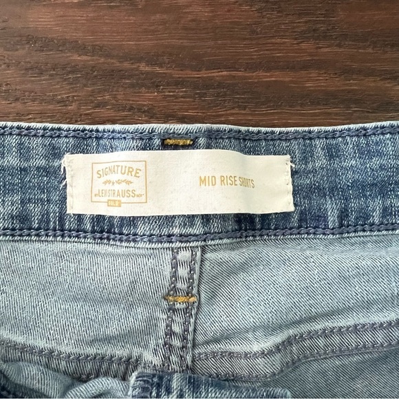Signature by Levi Strauss Women's Denim Blue Jean Shorts Size 16. W33 - Picture 2 of 7